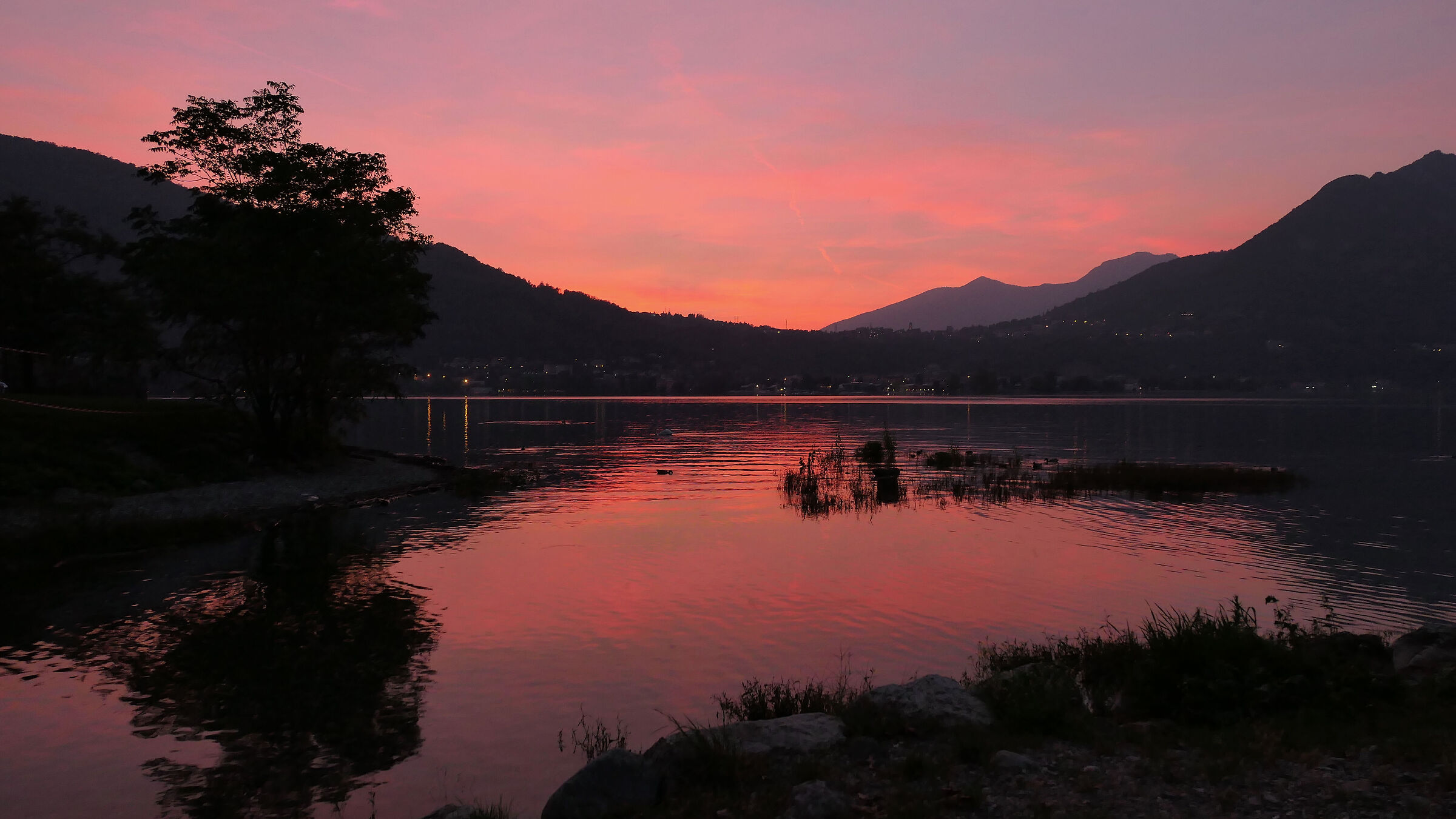 Lago di Garlate, tramonto rosseggiante...