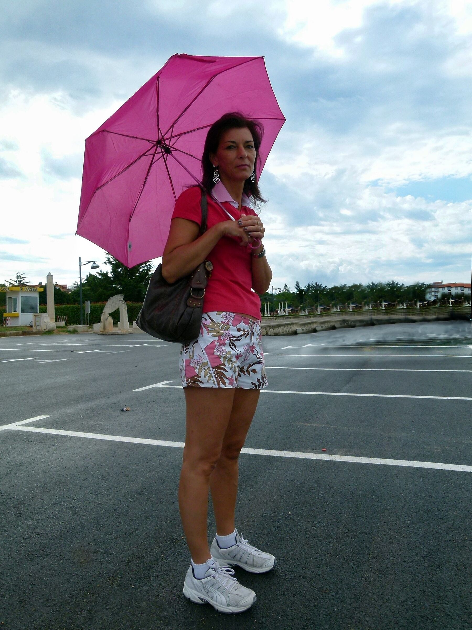 Alba con ombrello rosa...
