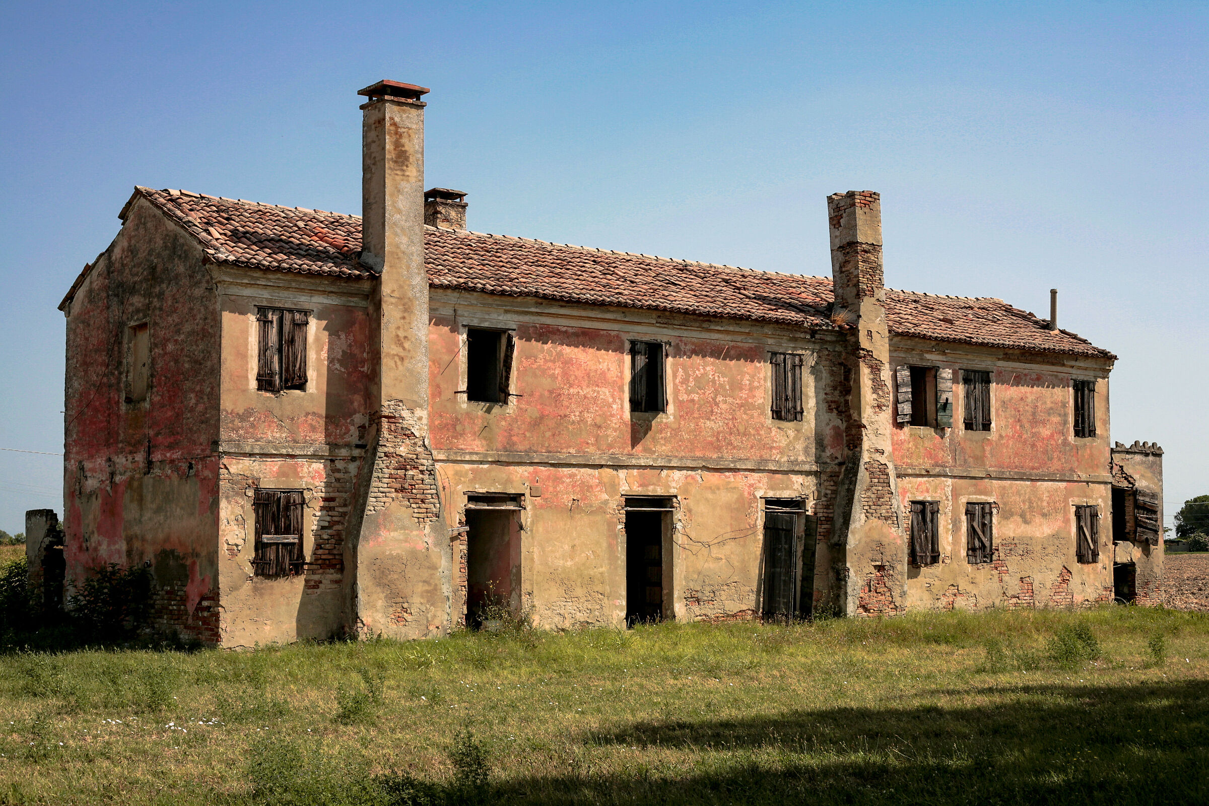 Abandoned farmhouse in the Veneto countryside...