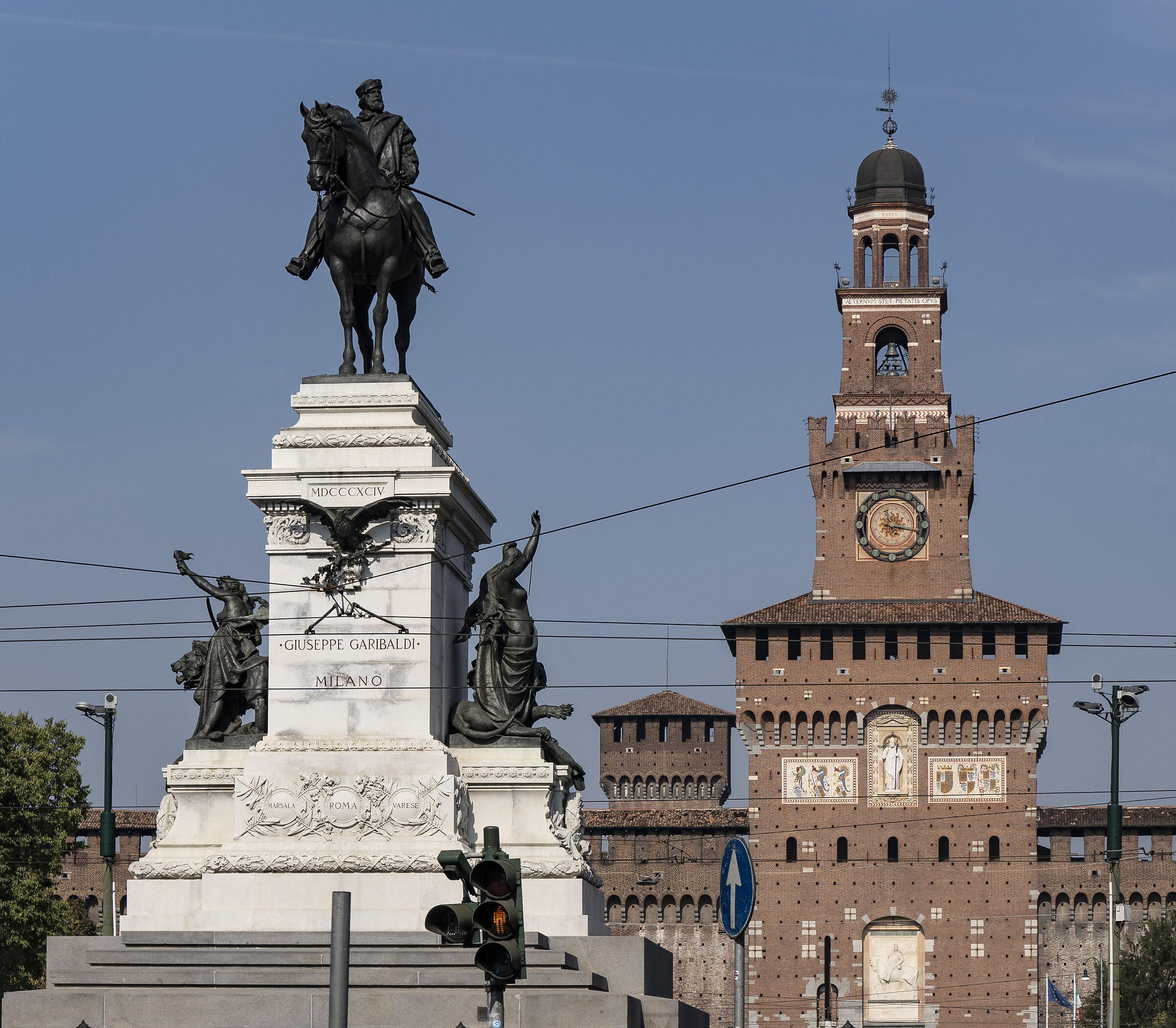 Monumento a Garibaldi e Torri del Filarete e di Bona...