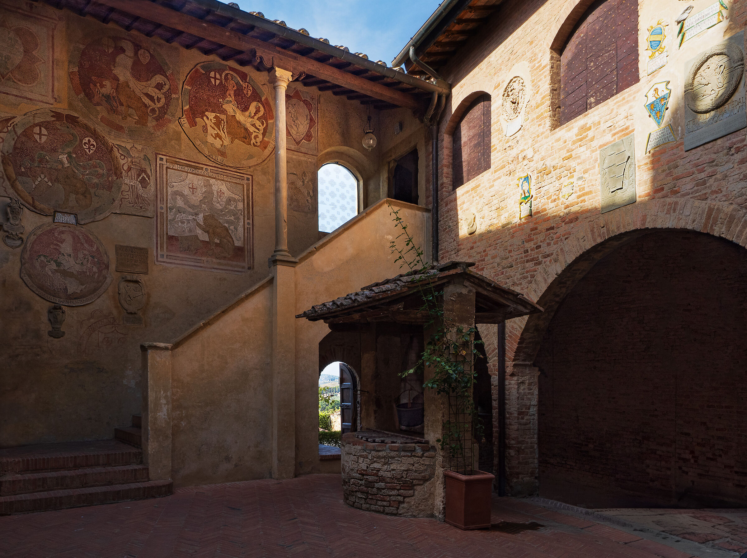 Certaldo - Palazzo del vicario- Detail of the courtyard...