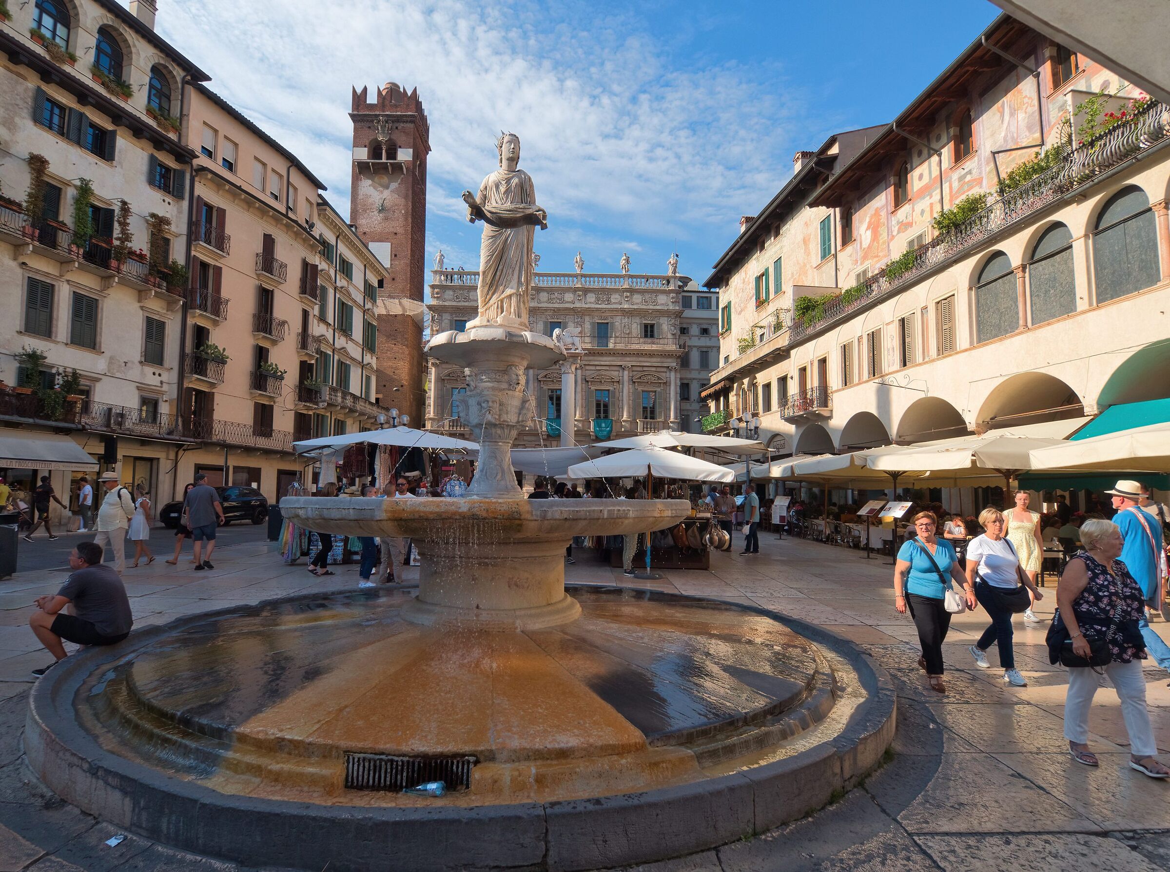 Piazza delle Erbe con fontana"Madonna di Verona"...