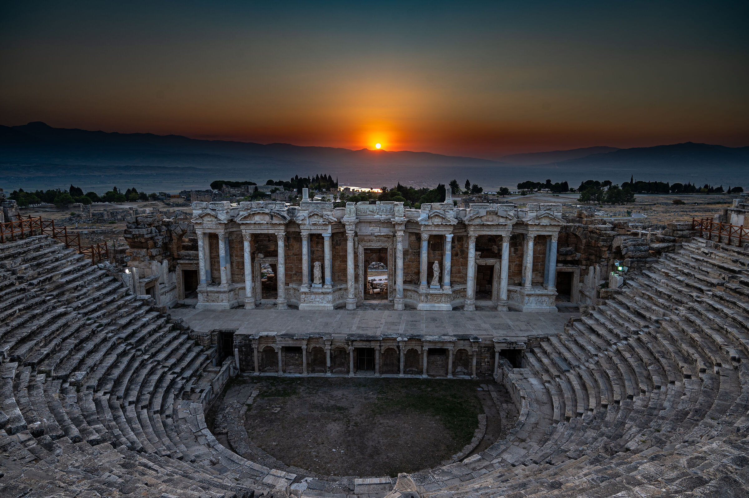 Tramonto sul teatro di Hierapolis...