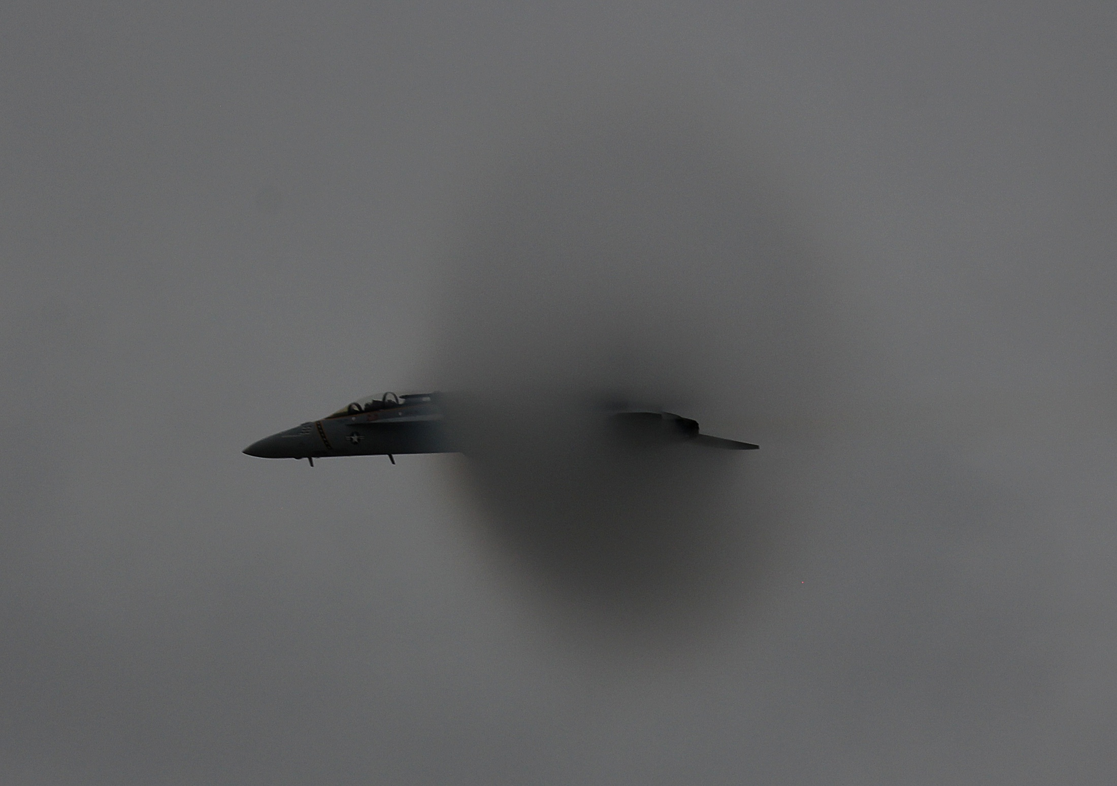 Jet da combattimento F18 che rompe la barriera del suono...