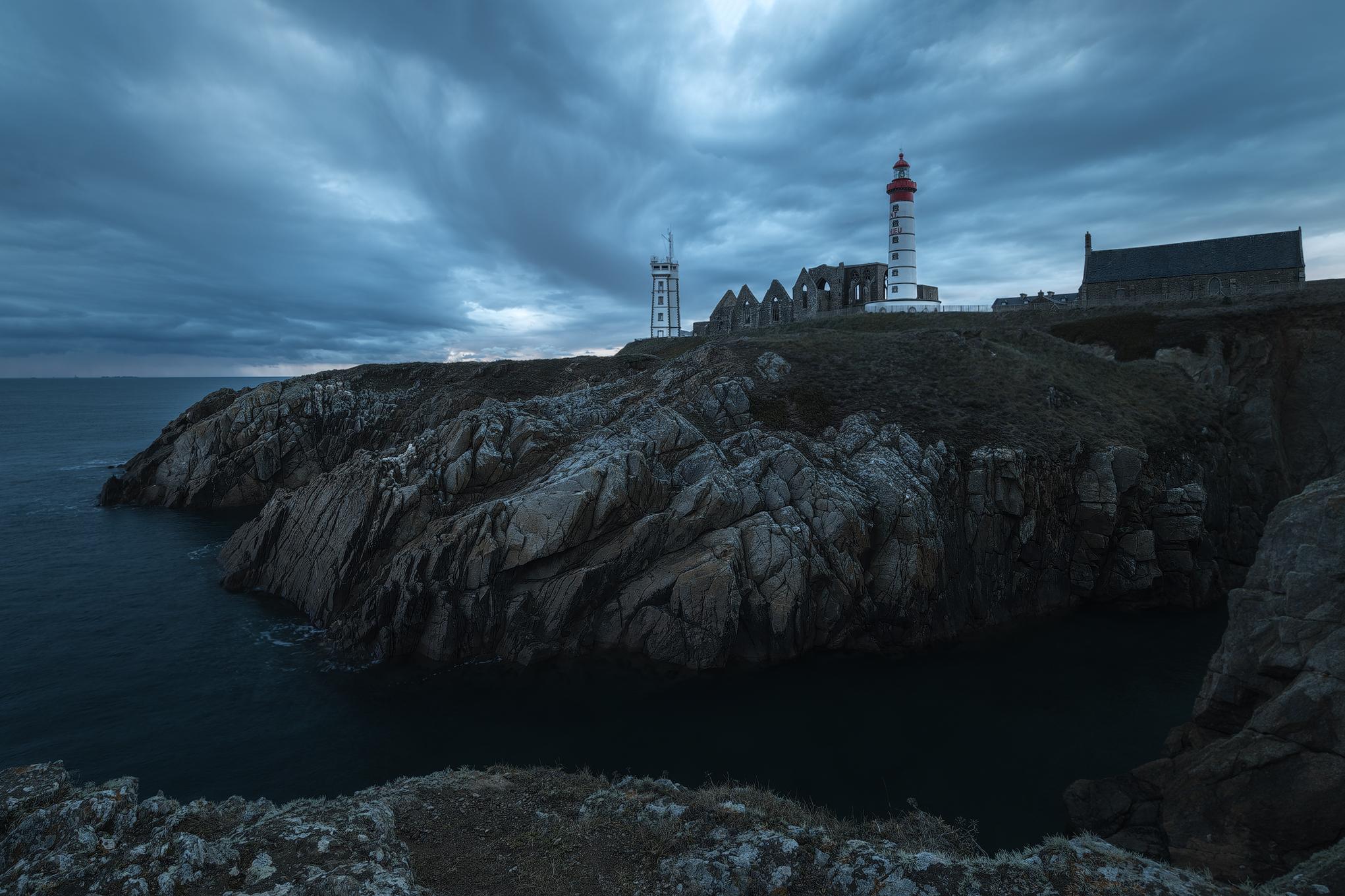 Ominous clouds on the Saint Mathieu lighthouse ...