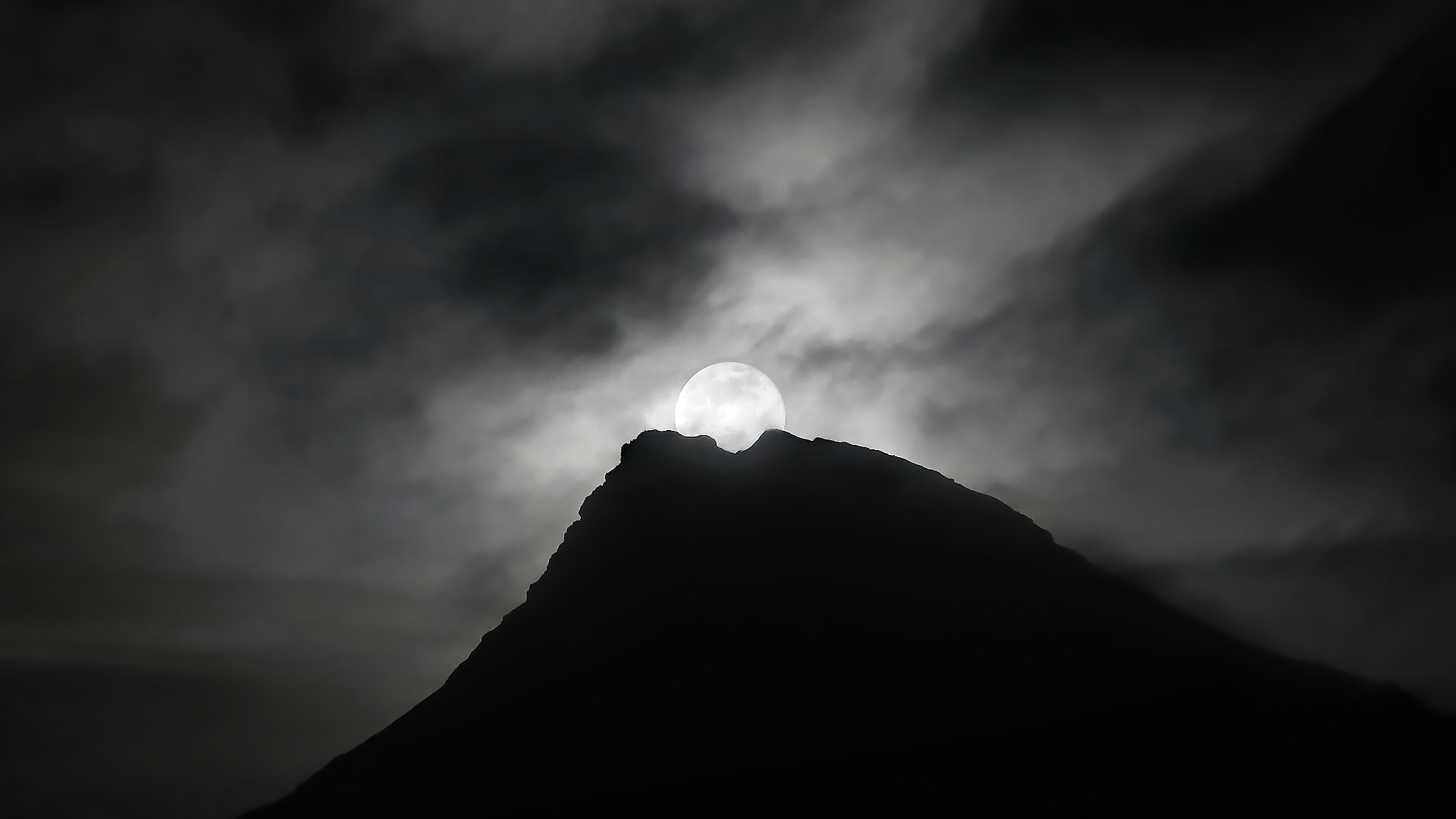 The moon behind Tantané (AO)...