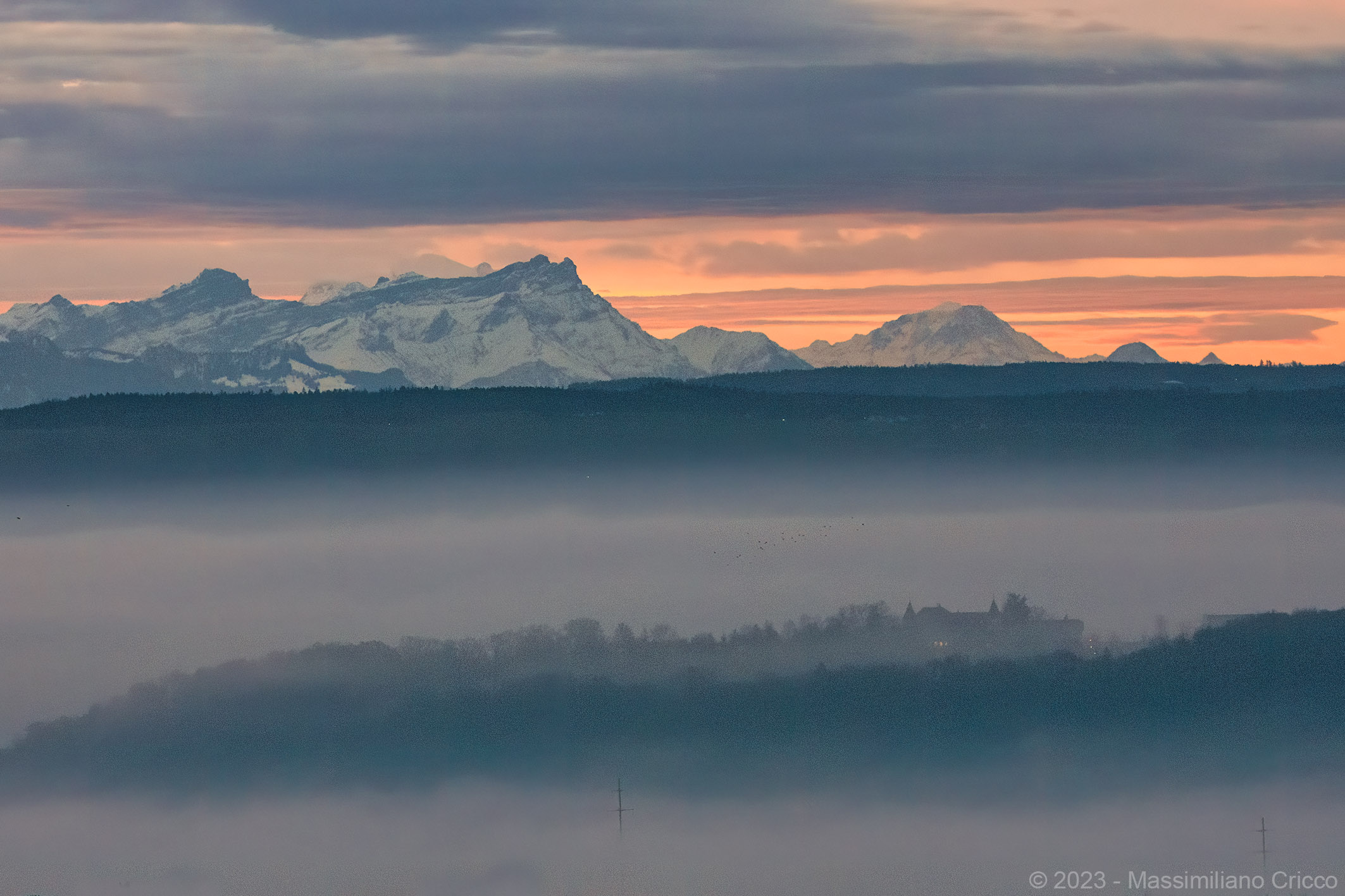 Brume ai piedi delle Alpi, Jura nord-vaudois, Svizzera...