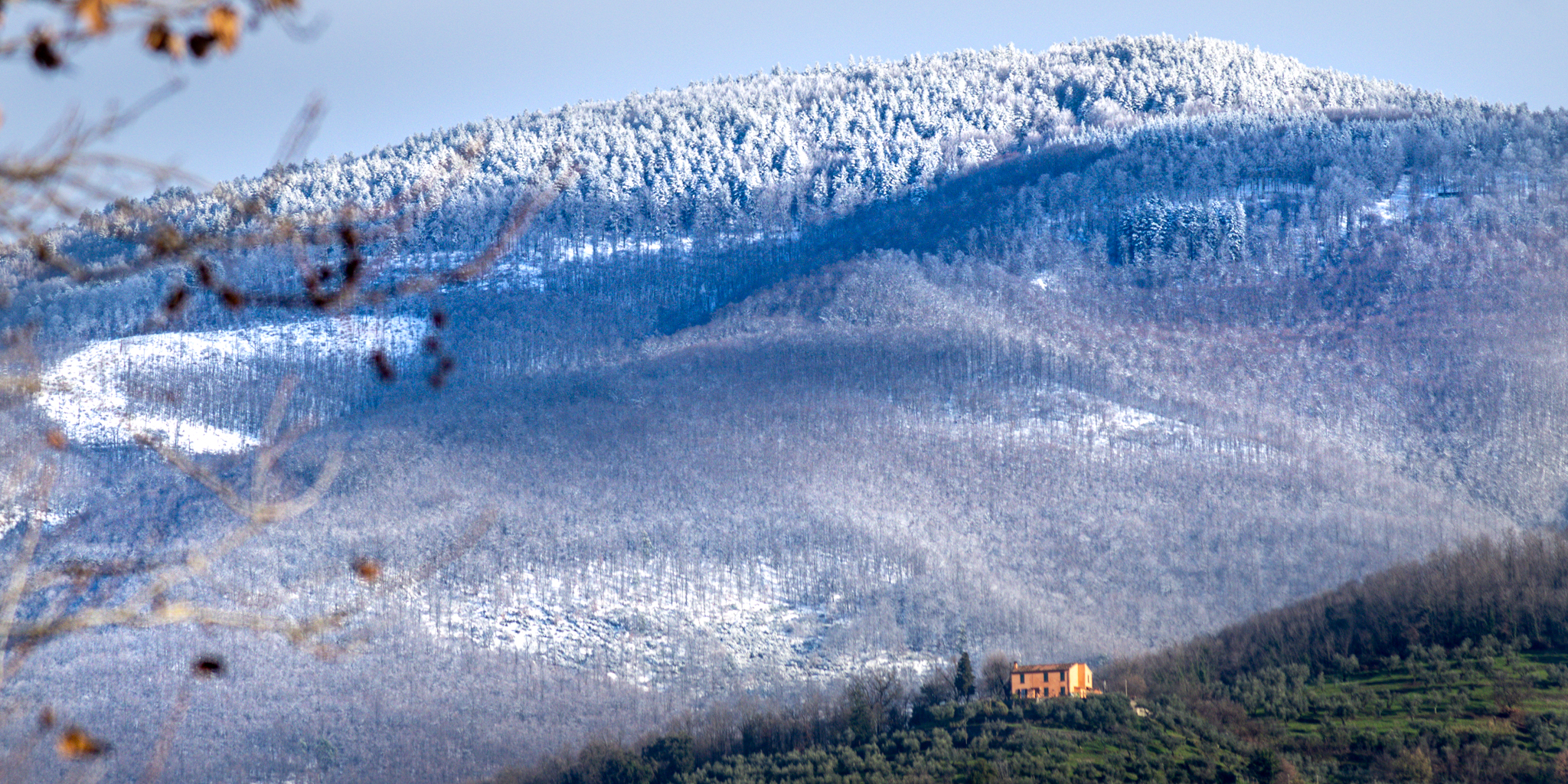 The first snow on the Pistoia mountains ...
