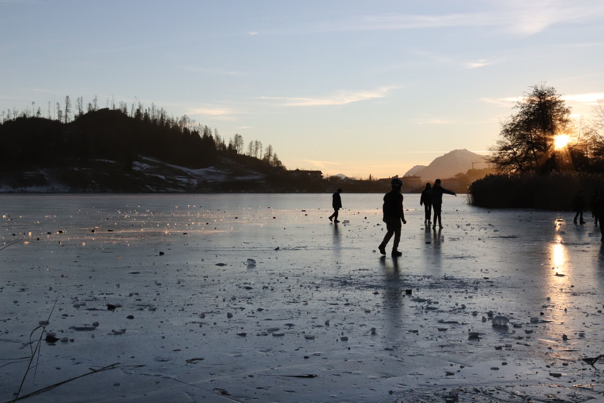 Bambini che giocano sul lago ghiacciato...