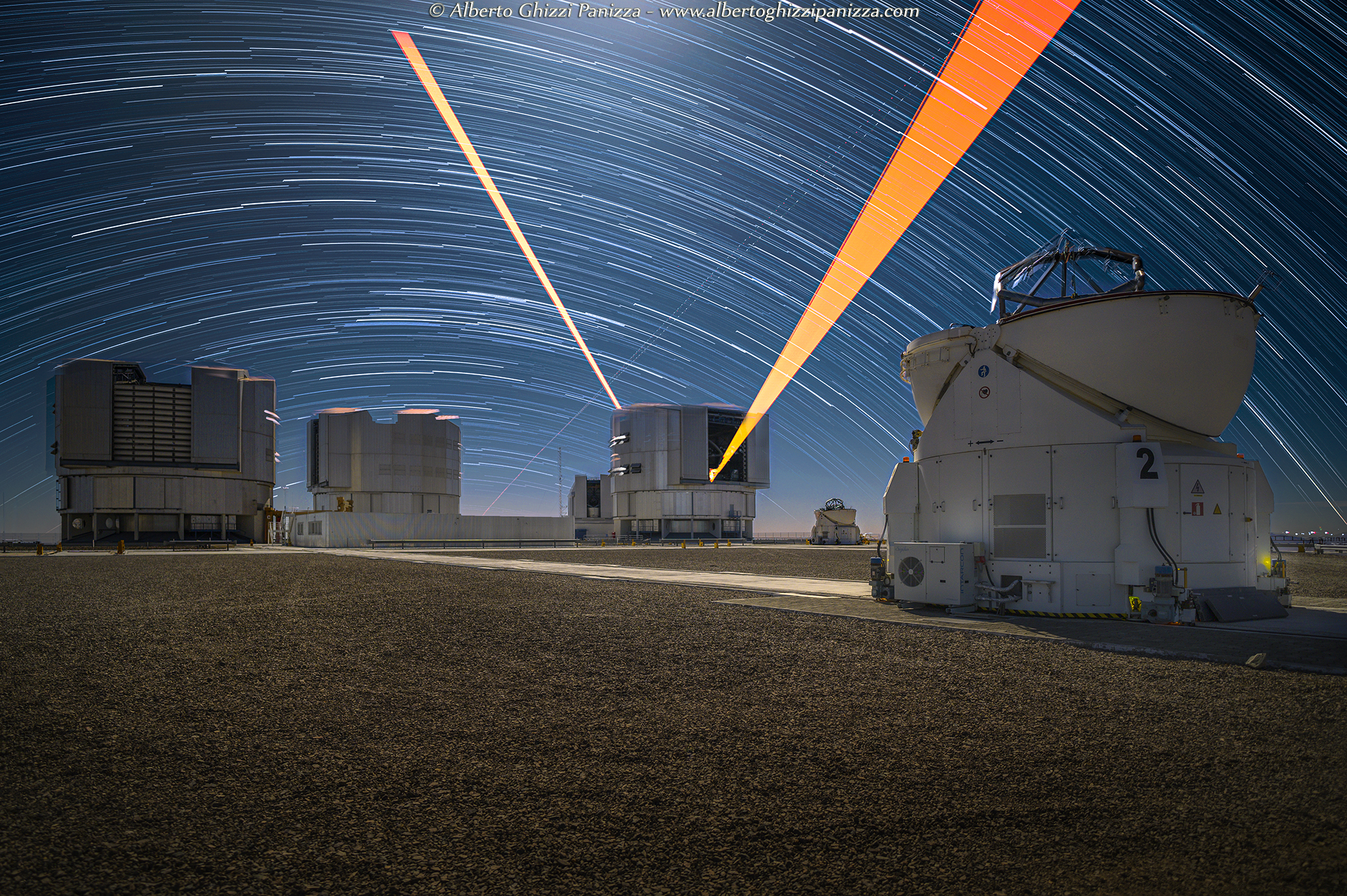 Startrail all'osservatorio ESO di Paranal con laser...