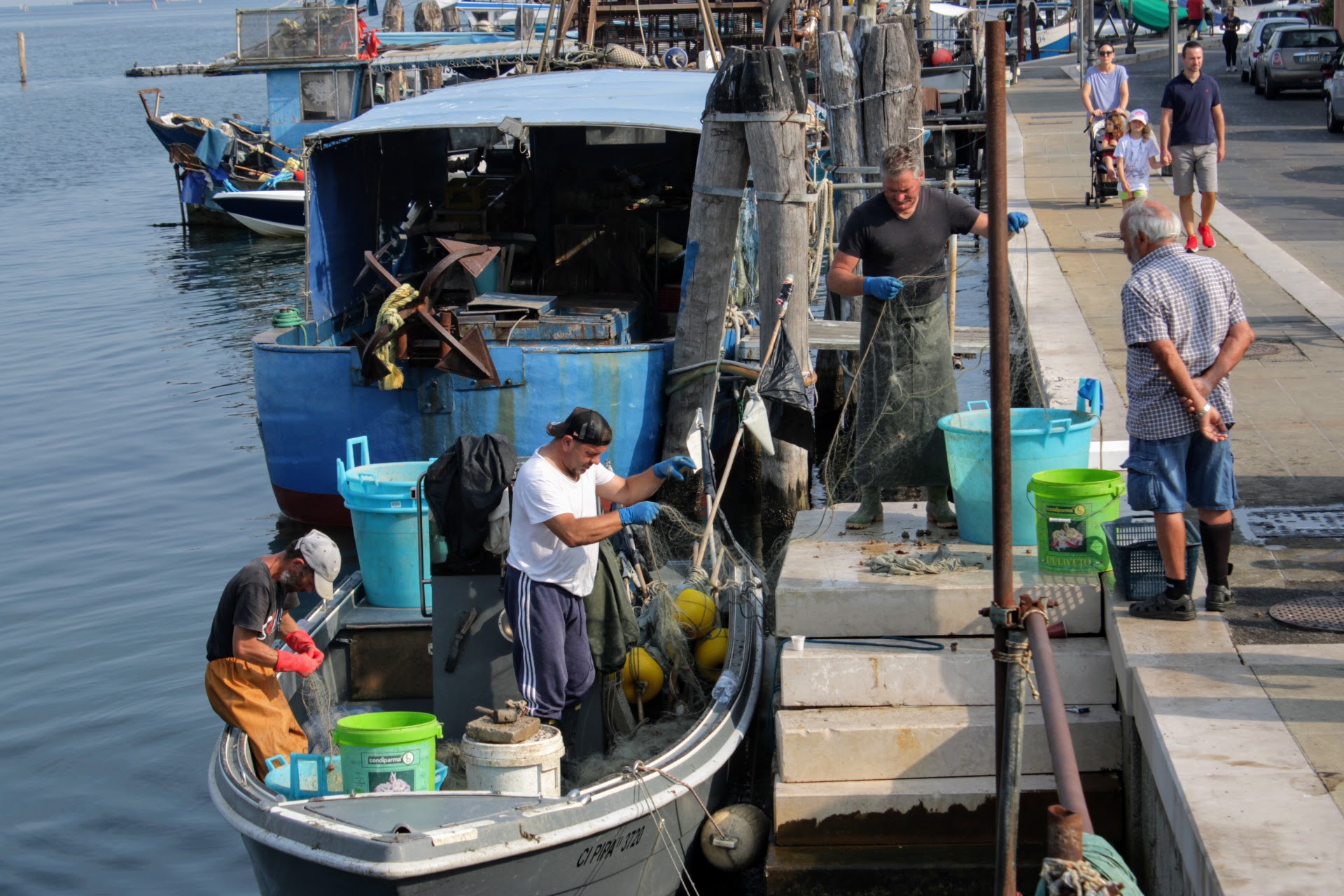 Pescatori che sistemano le reti dopo la pesca...