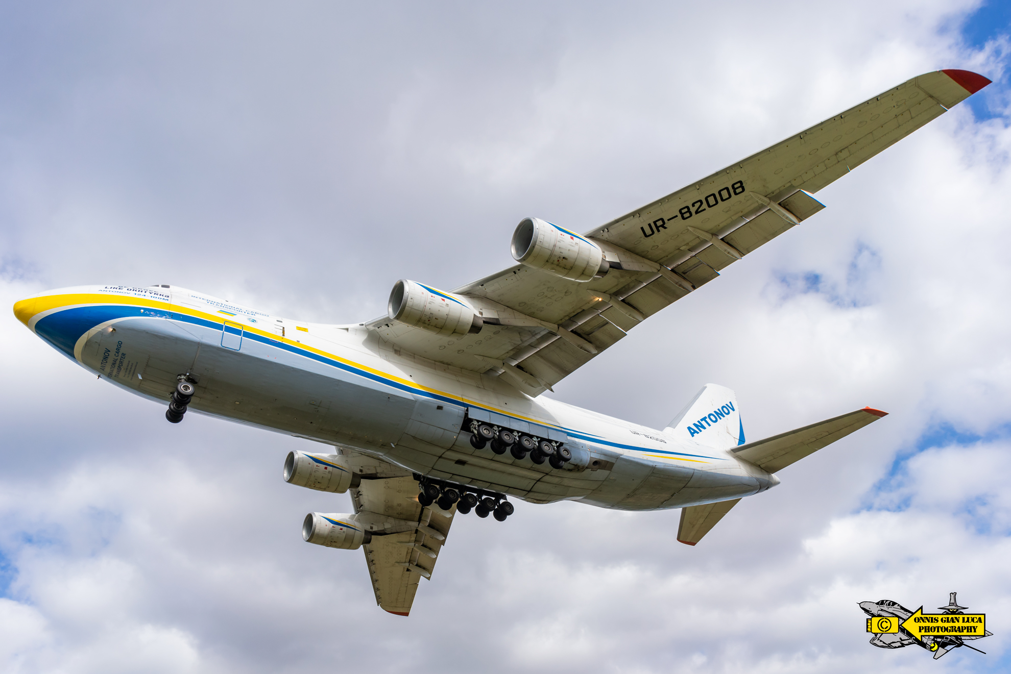 Antonov AN-124...