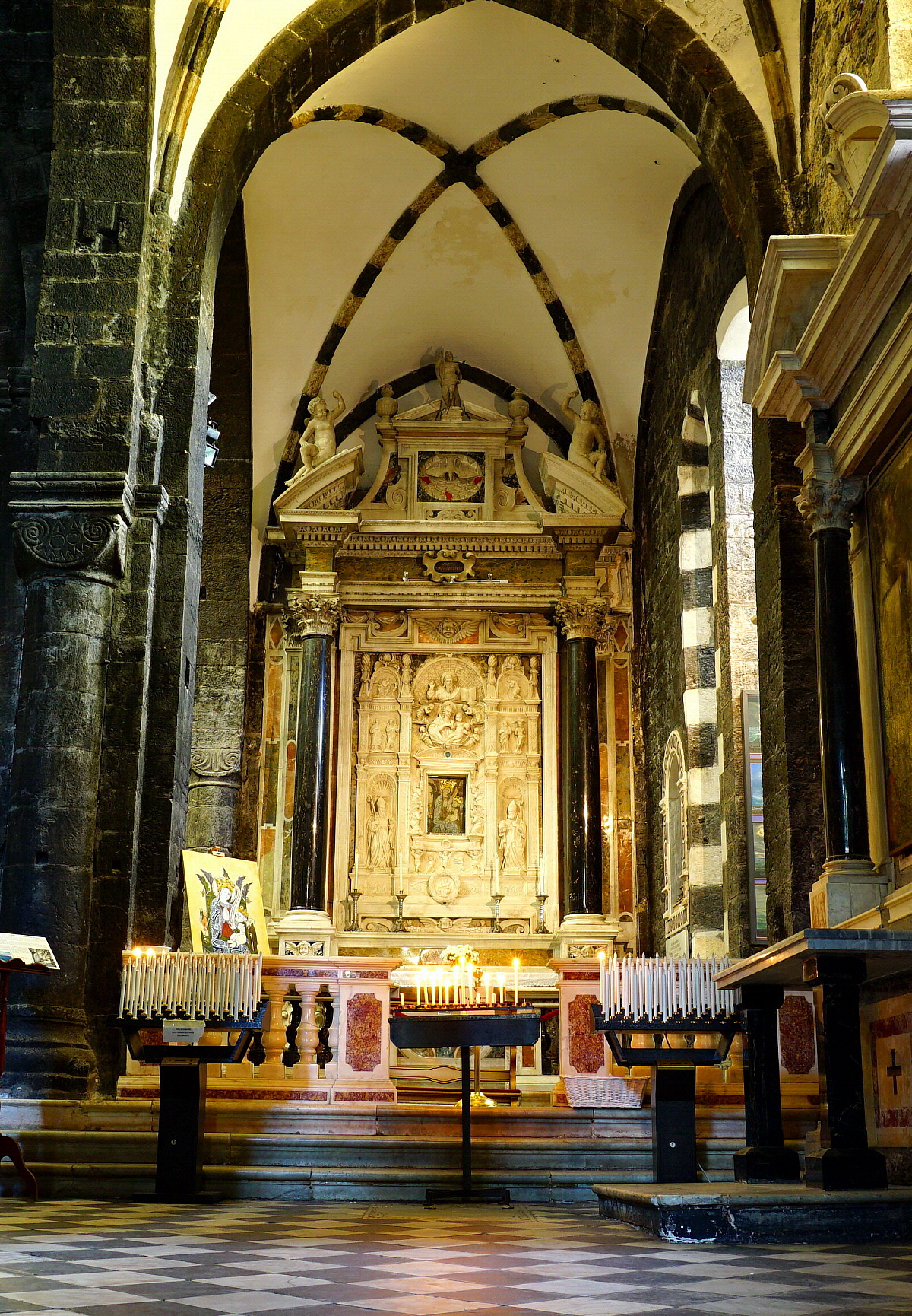 Altare della Madonna Bianca(Chiesa di S.Lorenzo)...