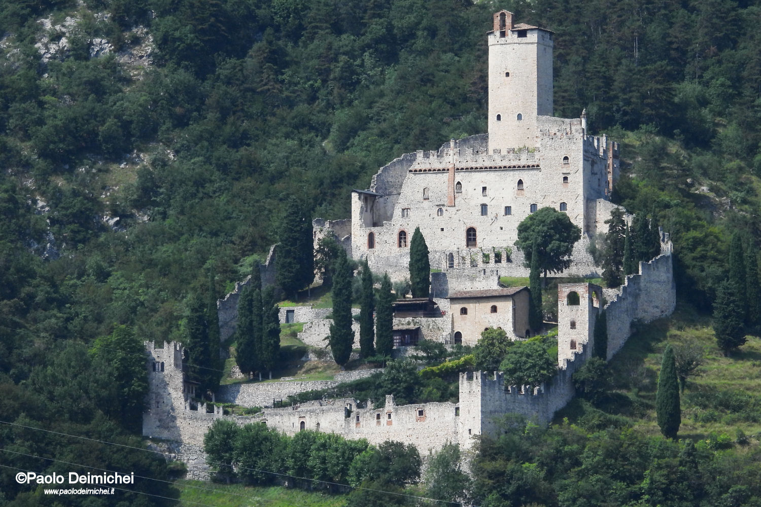 Lo storico Castello di Sabbionara in Trentino...