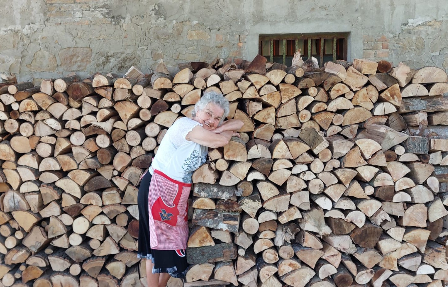 Madre di 90 e 40 q di legna sistemata...