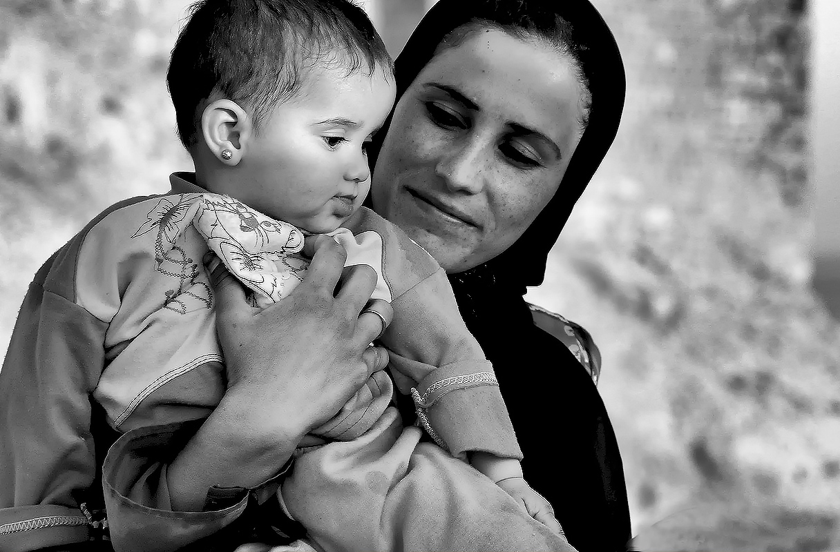 SYRIA - Woman with Child...