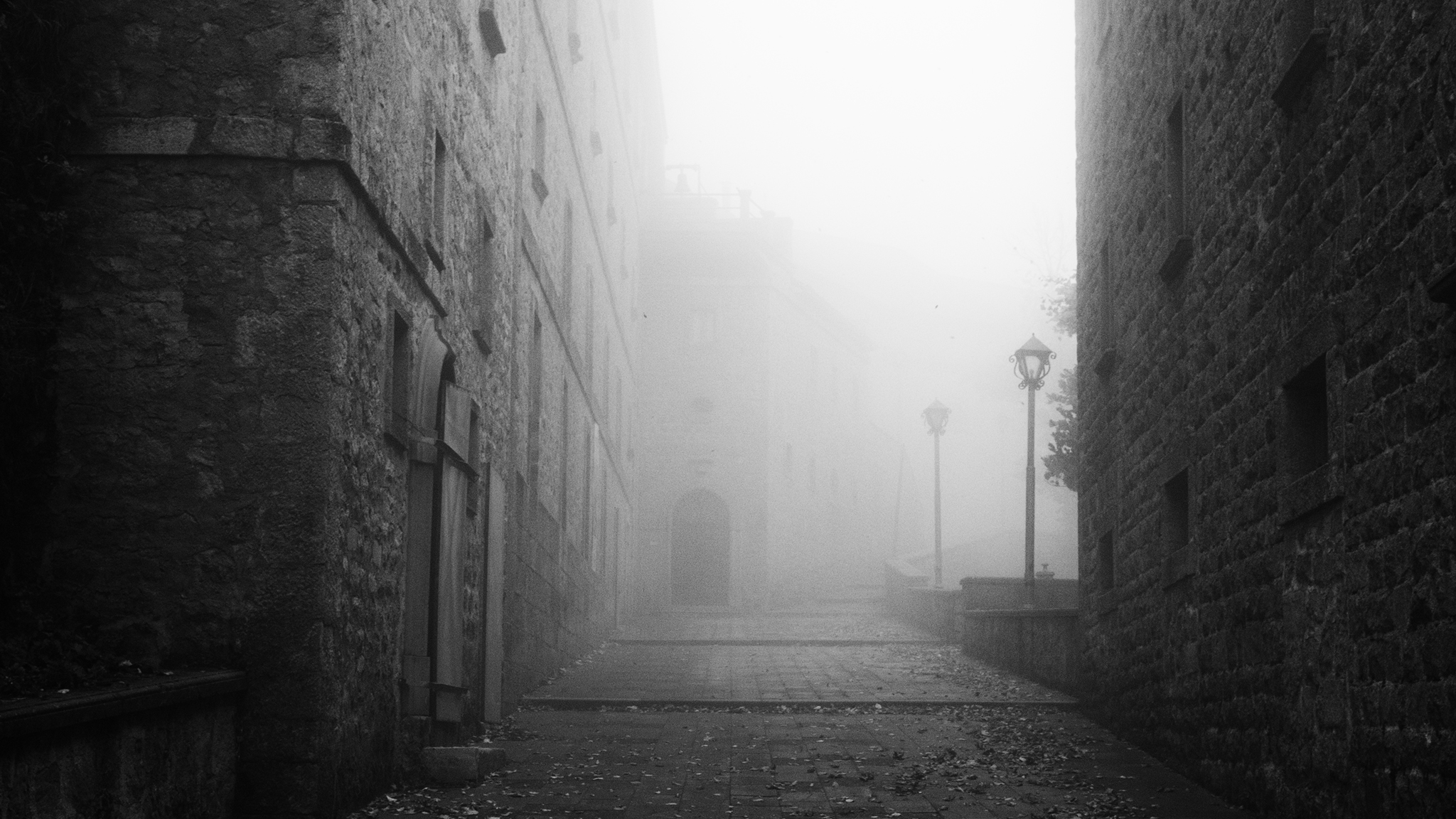 Echi silenziosi: Case abbandonate nella nebbia...